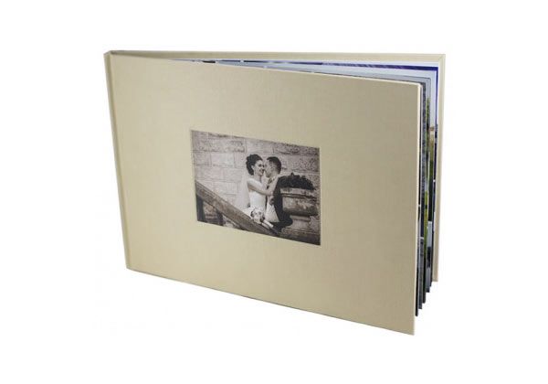 Album foto de calitate LifeBook Premium A4 40 pagini la doar 270 lei in loc de 399 lei de la YourBook ro! Pana la 720 de fotografii in format A4 landscape!